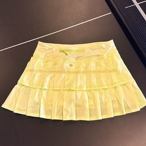 Lululemon: Pace Setter Skirt (Regular)
Color: Petit Dot Faded Zap